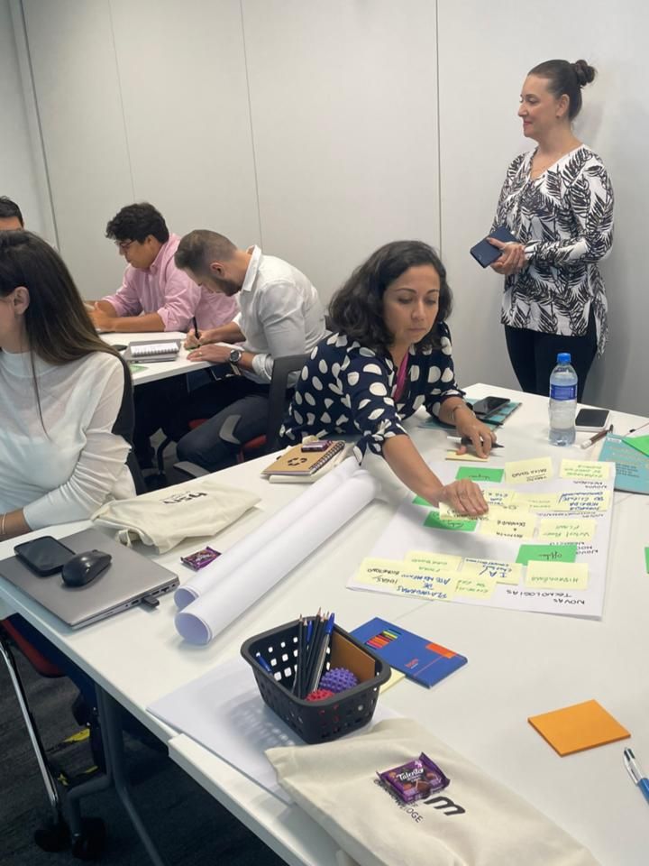 Priscila acompanhando dinâmica com equipe de liderança